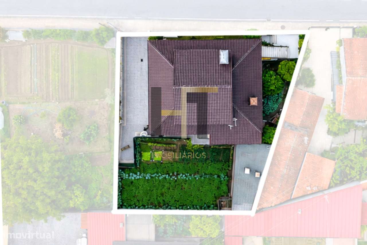 Moradia T4 de 4 Frentes com 312m², Anexos e Garagem para 3 Carros em-30