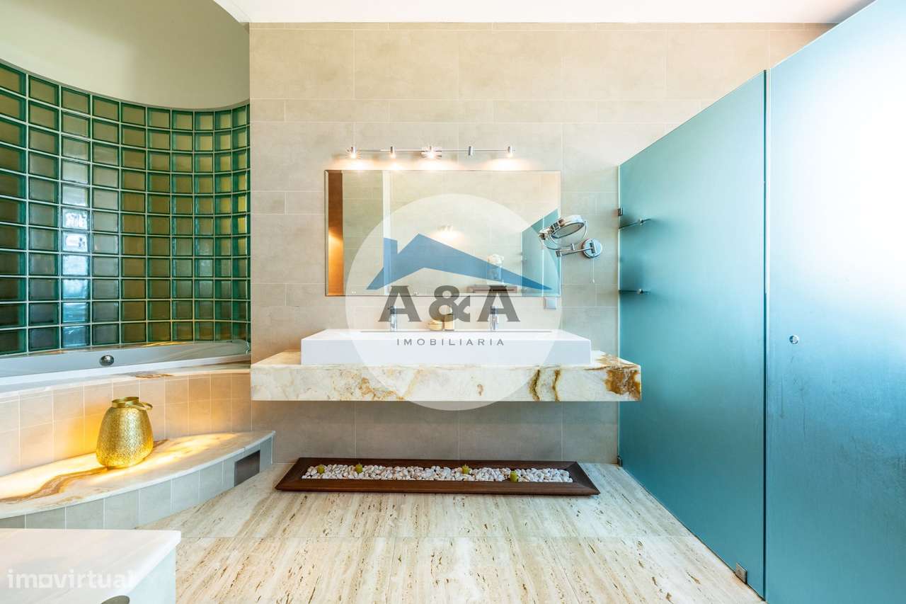Exclusiva Propriedade de Luxo com Áreas Generosas e Próxima das Praias-43