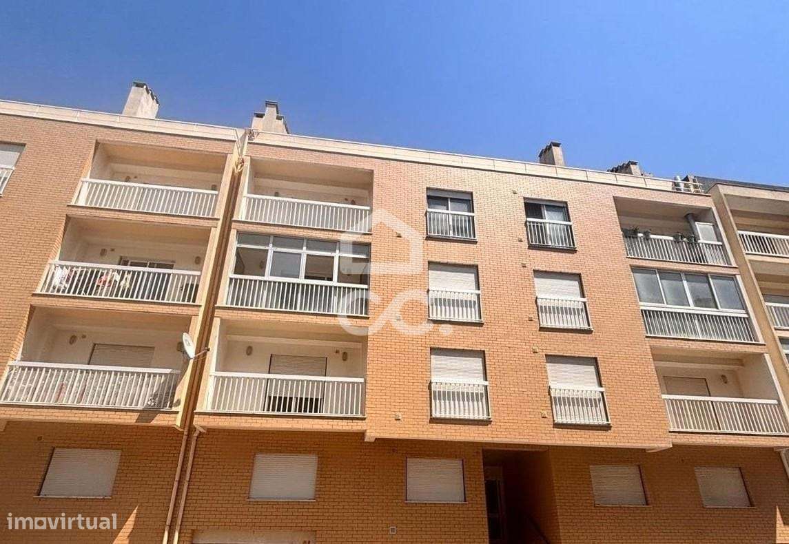 Apartamento T2 com aquecimento central, sotão privativo e parqueamento