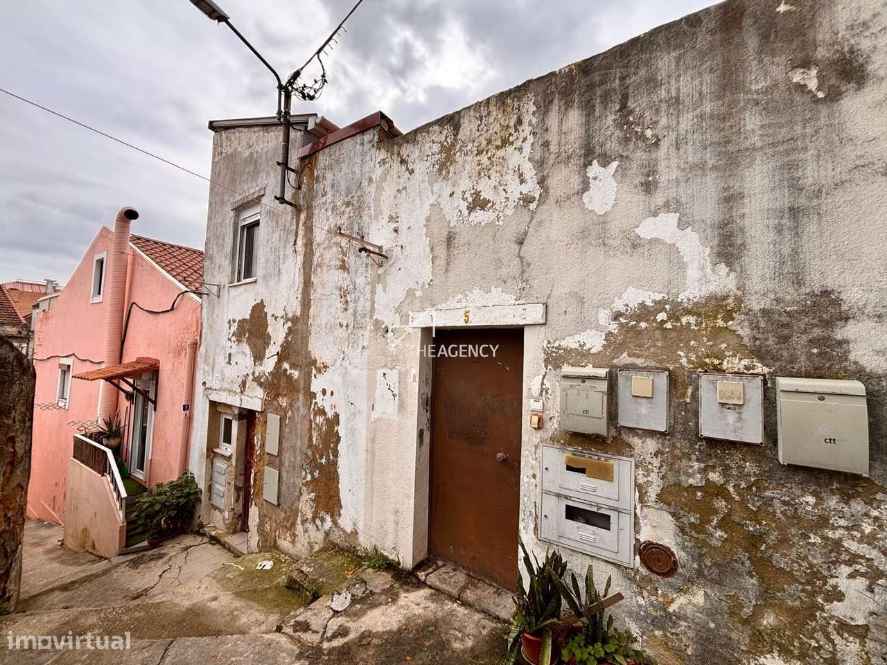 Prédio p/ Investimento em Alhandra  - 2 Estúdios para Restaurar-13