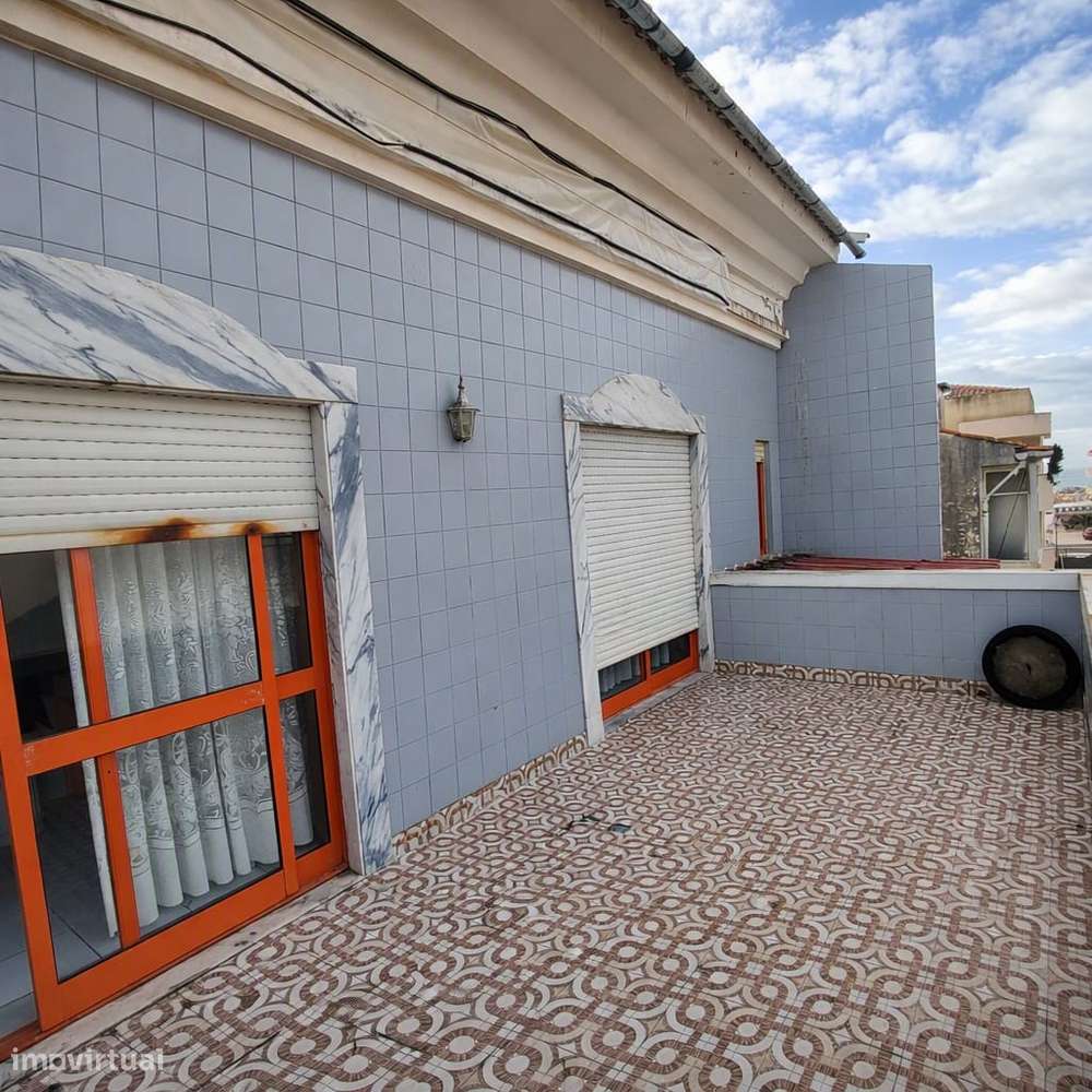 Apartamento T2 com terraço, varanda e 3 casas de banho-17