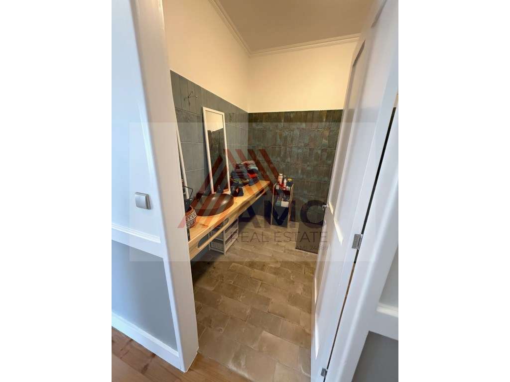 MORADIA T6 NO CENTRO DA VILA DA MADALENA-33