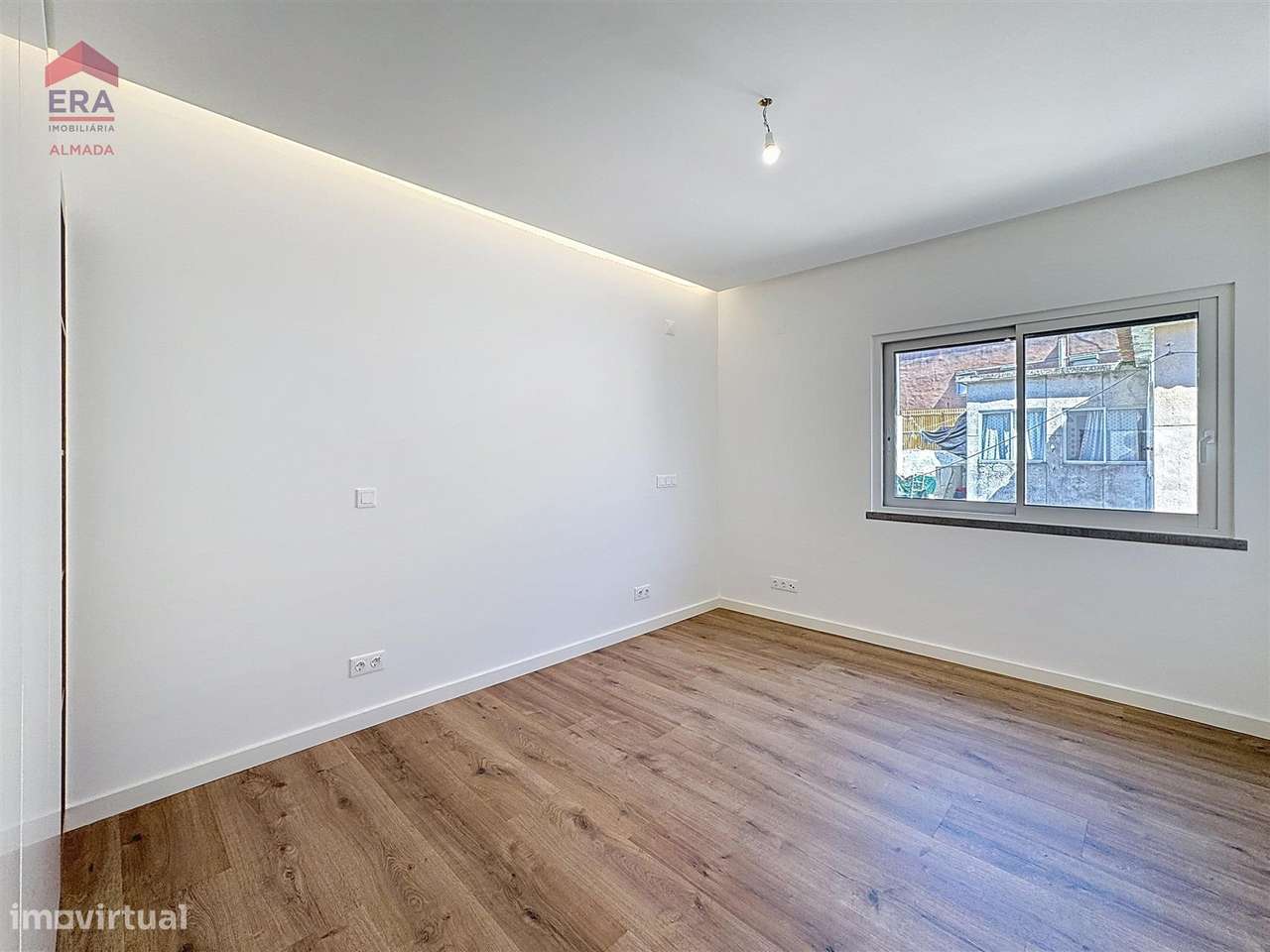 Nova Moradia em Almada , 5 suites, garagem e jardim-13