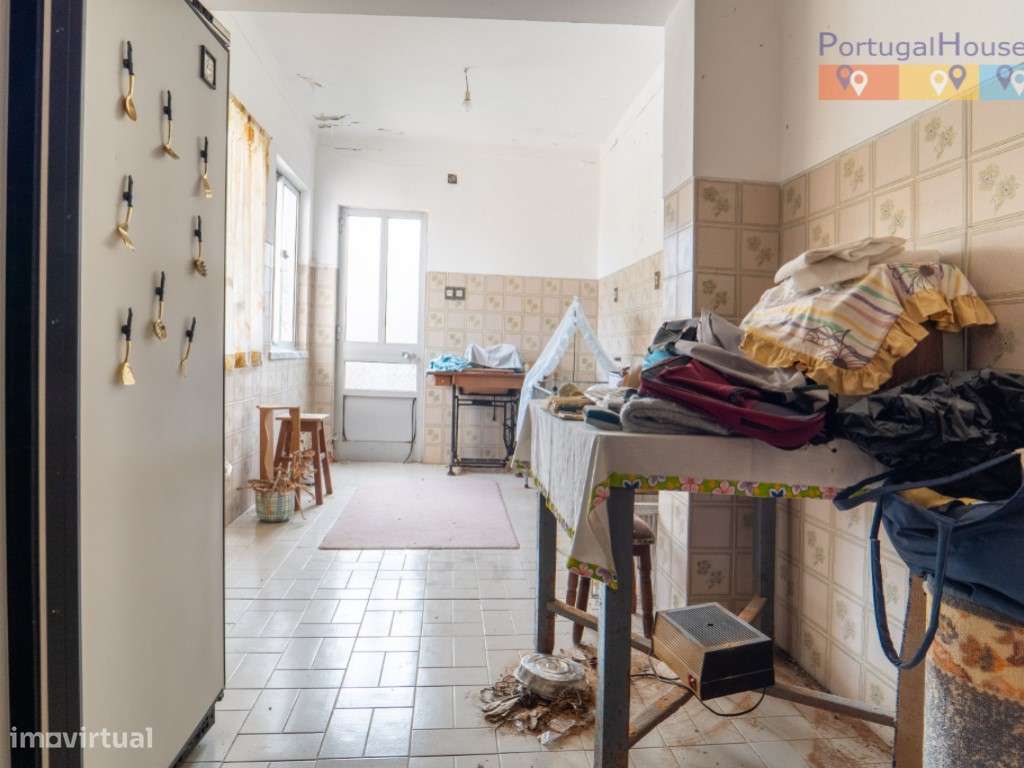 Prédio constituído por 2 apartamentos T2 com entradas independentes...-11