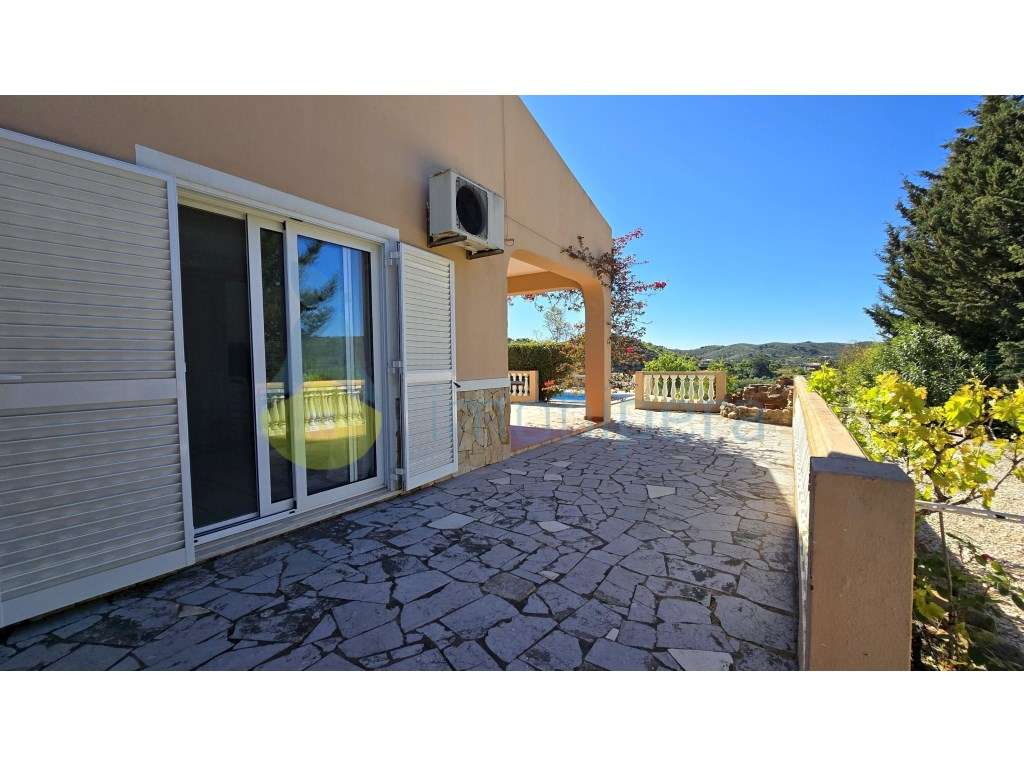 Moradia V4 com piscina e uma vista deslumbrante-39