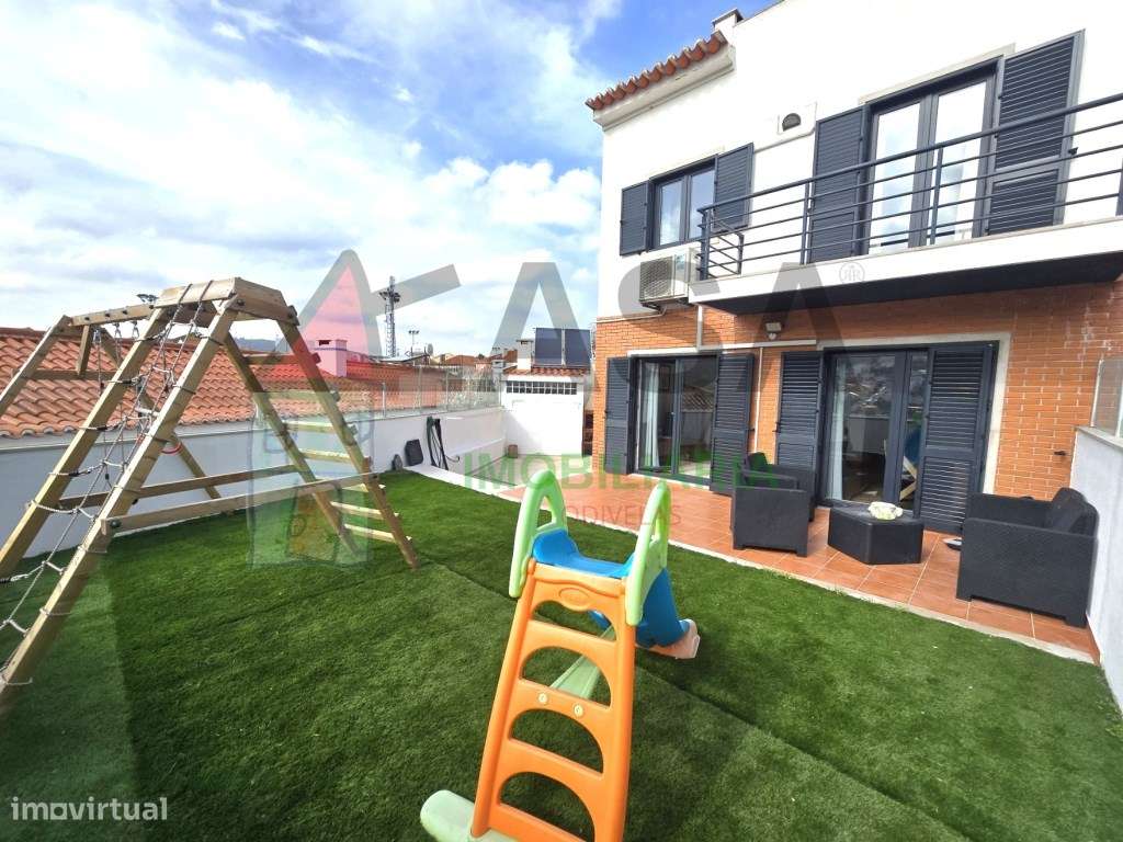 Moradia T4 com Terraço e Vista Desafogada em Loures-0