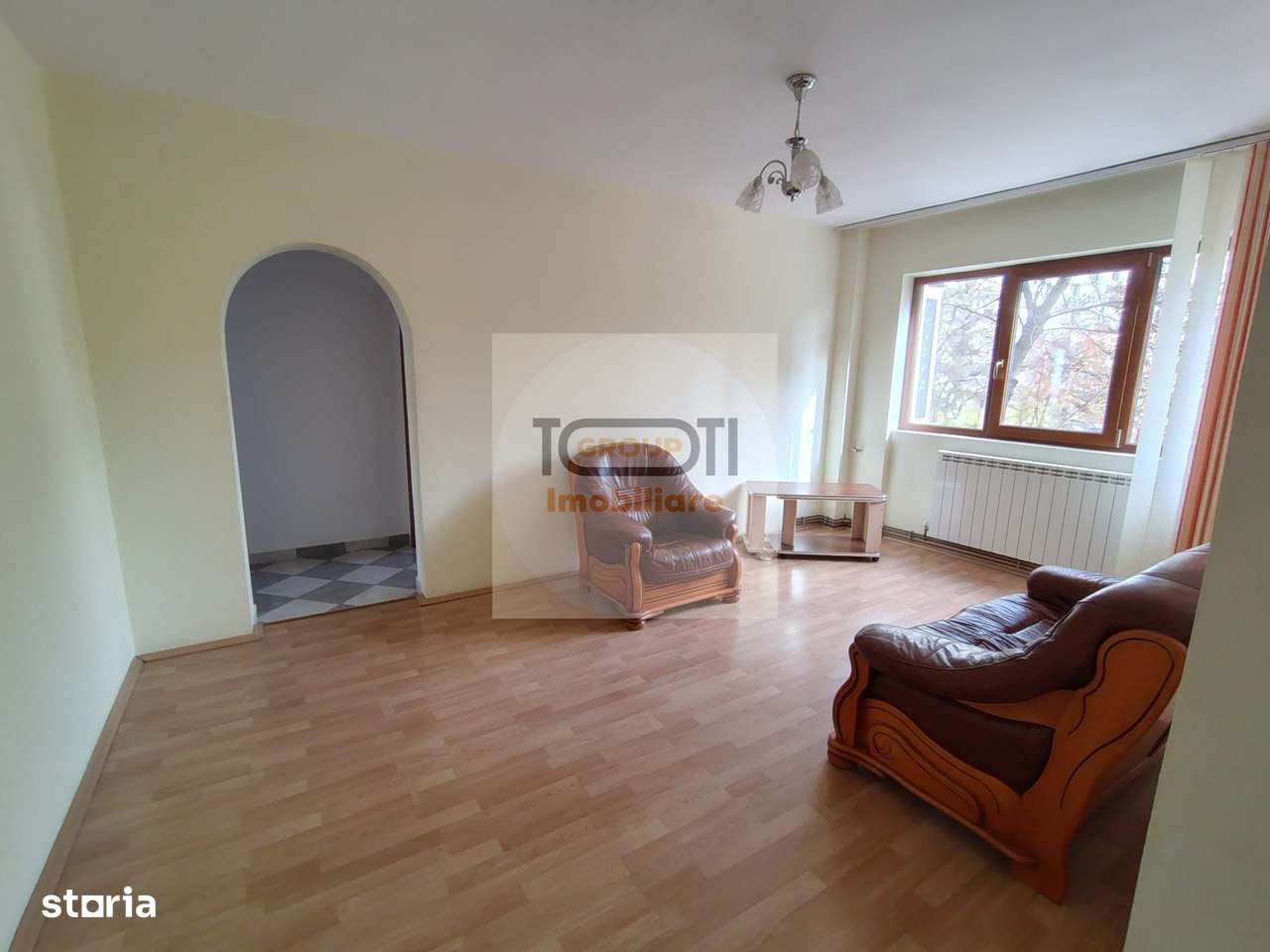 Apartament de vânzare în zona PODU ROȘ cu 3 camere decomandat-0