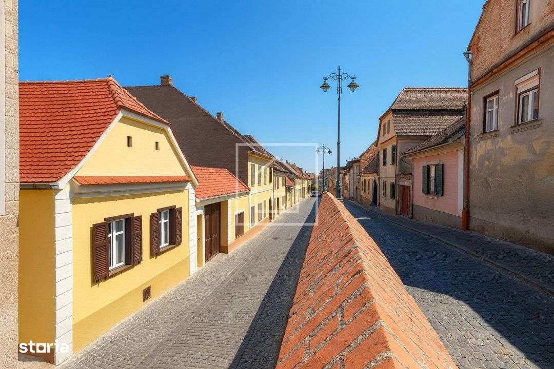 Apartament 4 camere  74 mp, curte si pivinta in Centrul Istoric SB-0