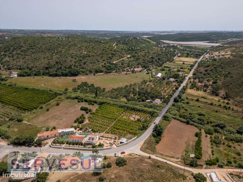 Charmosa moradia de 2 quartos de 121 m², inserida num terreno com 2...-56