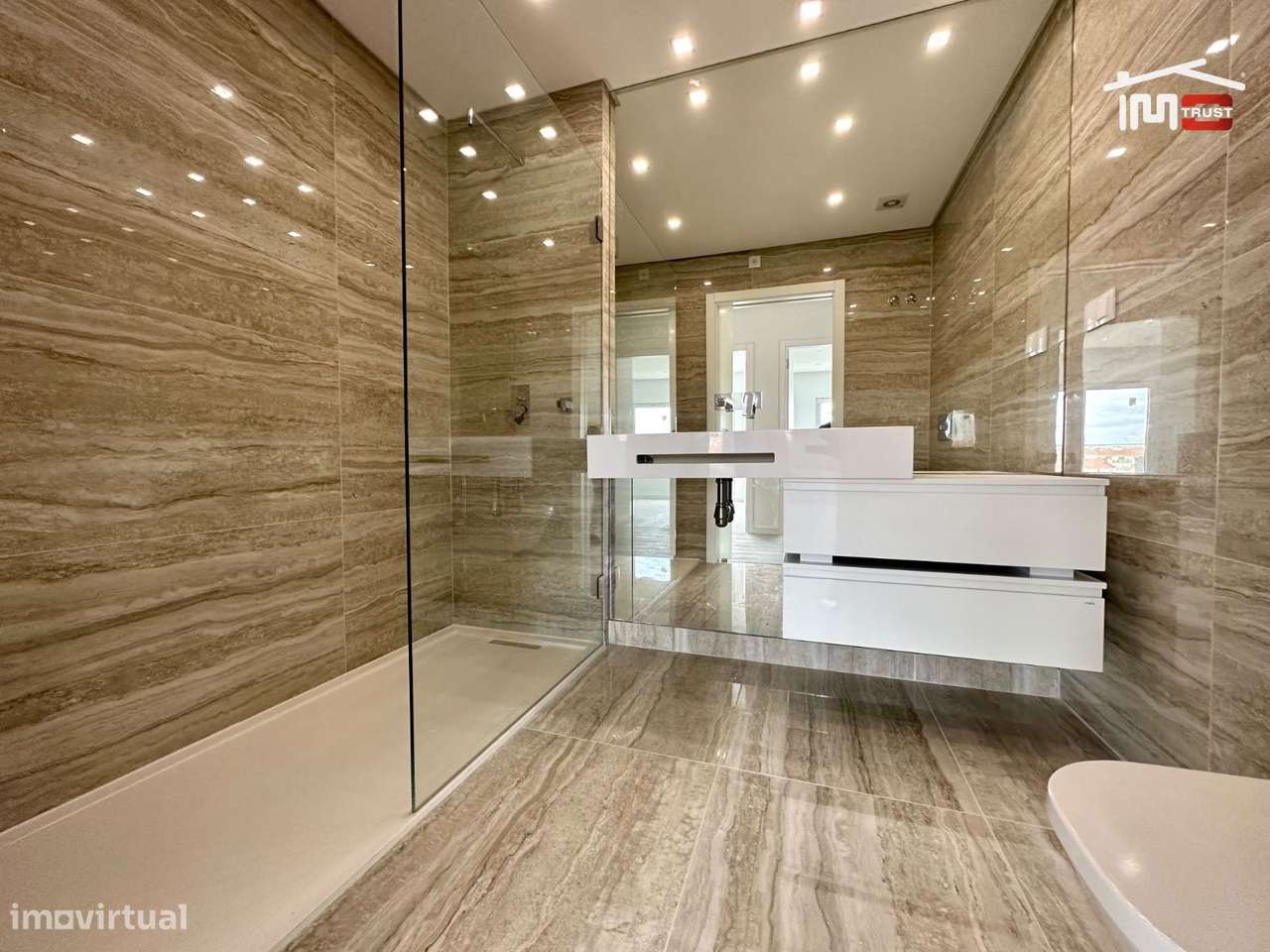 Incrivel Apartamento T3 com Varandas, Garagem e Arrecadação-25
