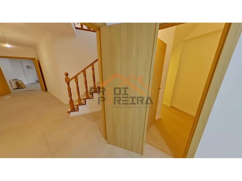 Duplex T3 remodelado, com box, situado em Casal de Cambra. - Grande imagem: 4/27