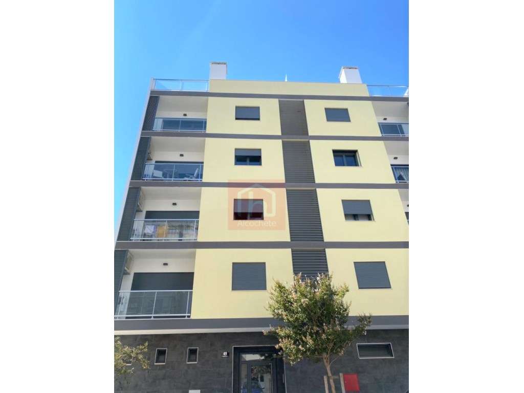 Apartamento T4 Duplex com garagem box no centro de Alcochete-38