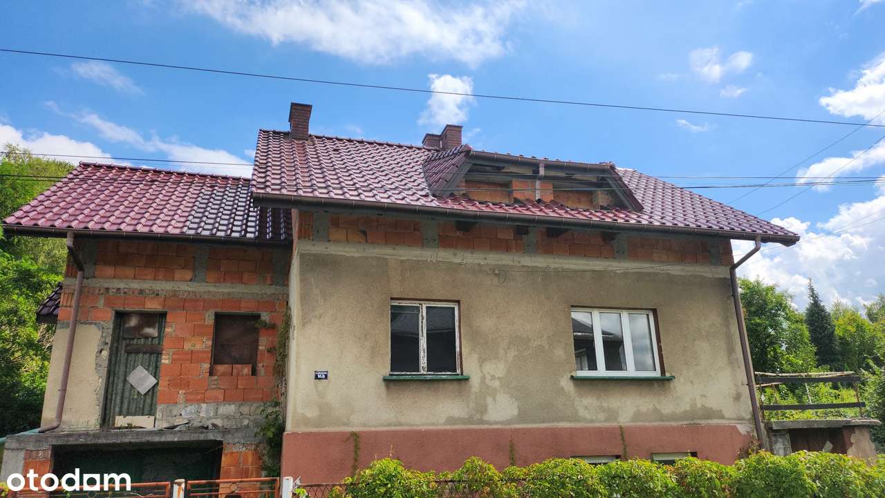Wolnostojący dom z użytkowym poddaszem i garażem
