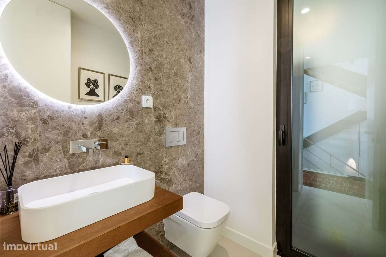 MODERNA E LUXUOSA MORADIA T3 COM PISCINA E GARAGEM PERTO DA MARINA DE-21