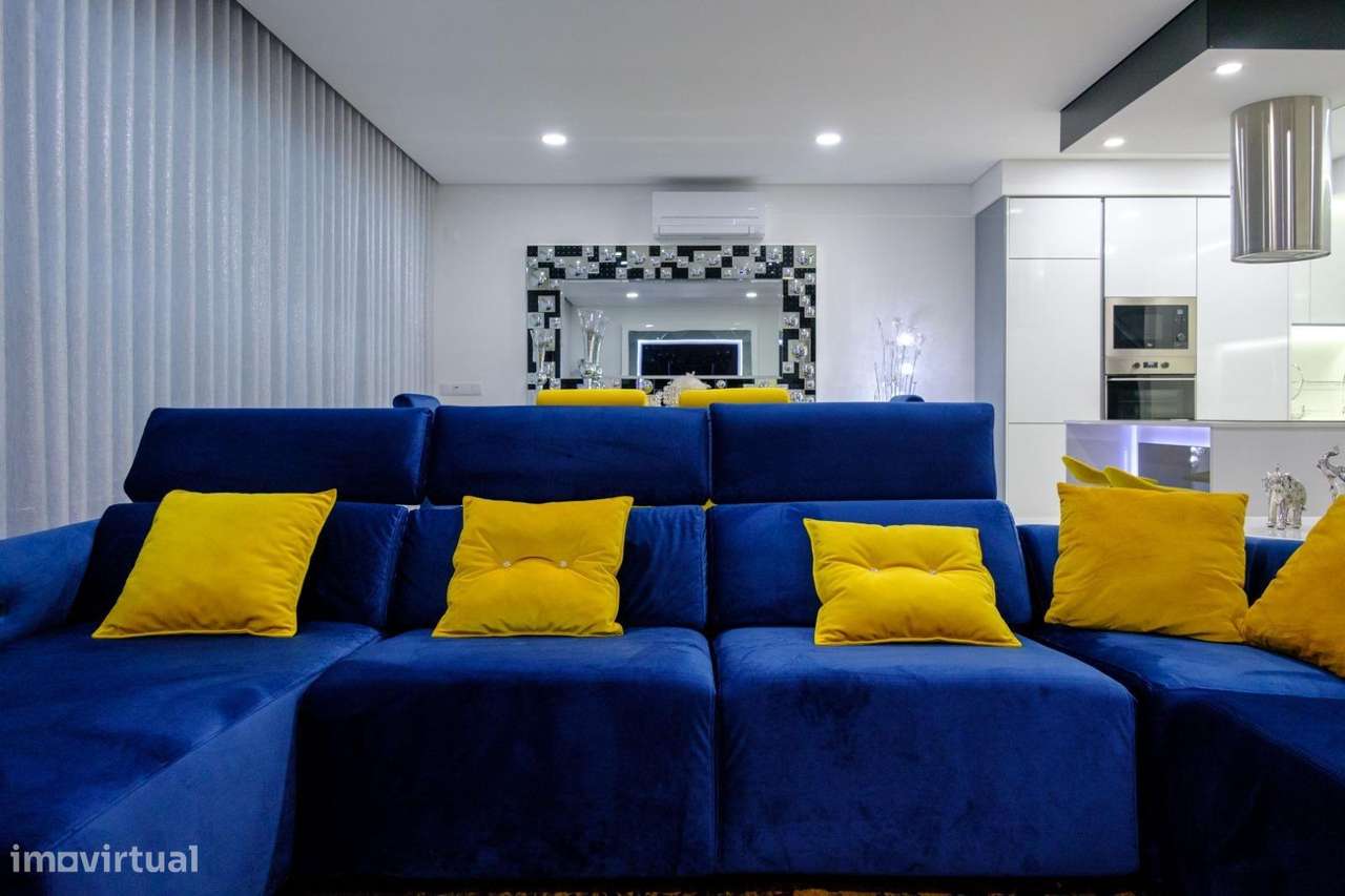 Moradia T4 com Piscina e Jardim na Aroeira, Almada-8