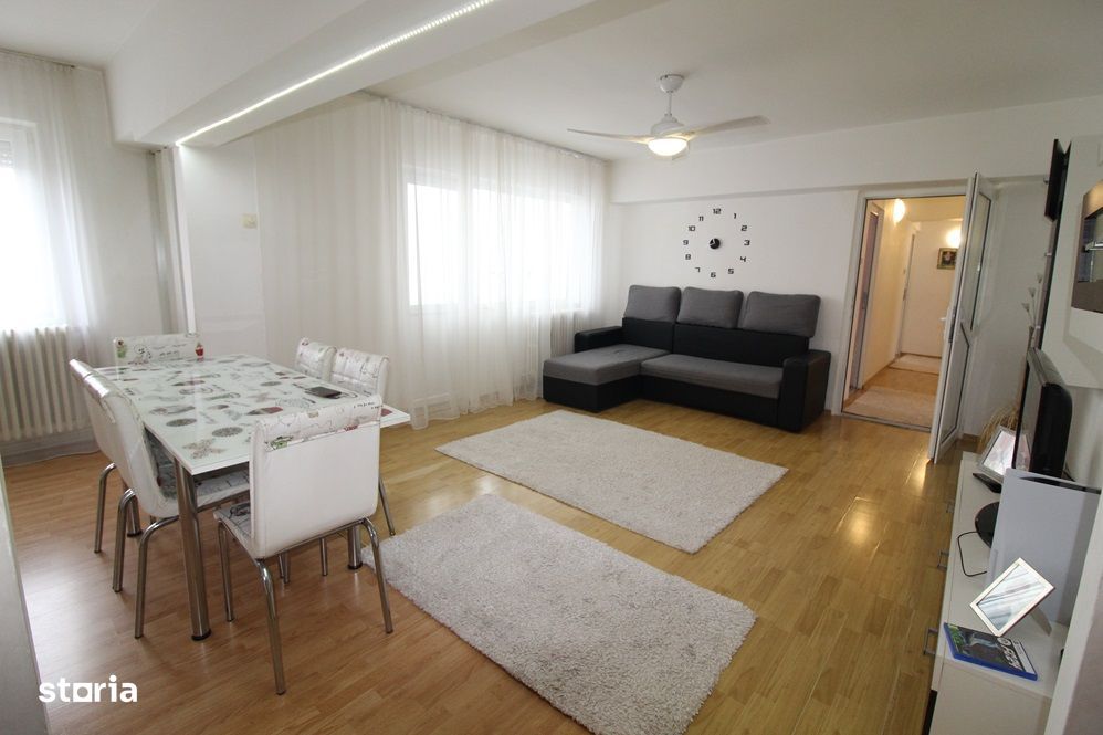 Vând apartament 4 camere în Hunedoara, zona Parângu-Viorele, 82mp﻿