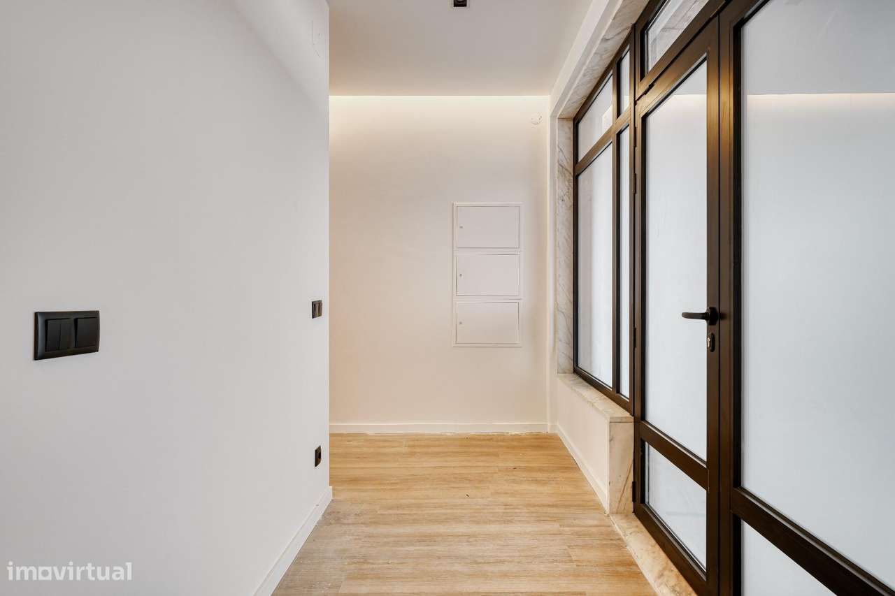 Apartamento T1 Renovado em Monte Abraão - Grande imagem: 2/17