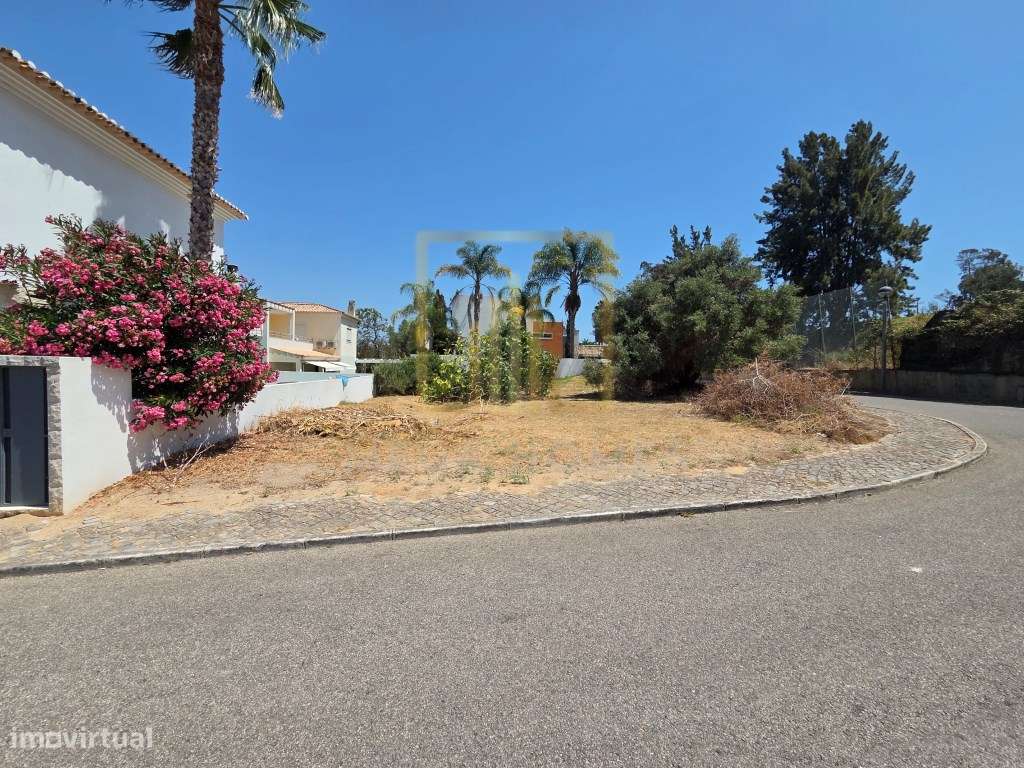 Lote de terreno com 440m2 para construção de moradia isolada T4+1, ...-6