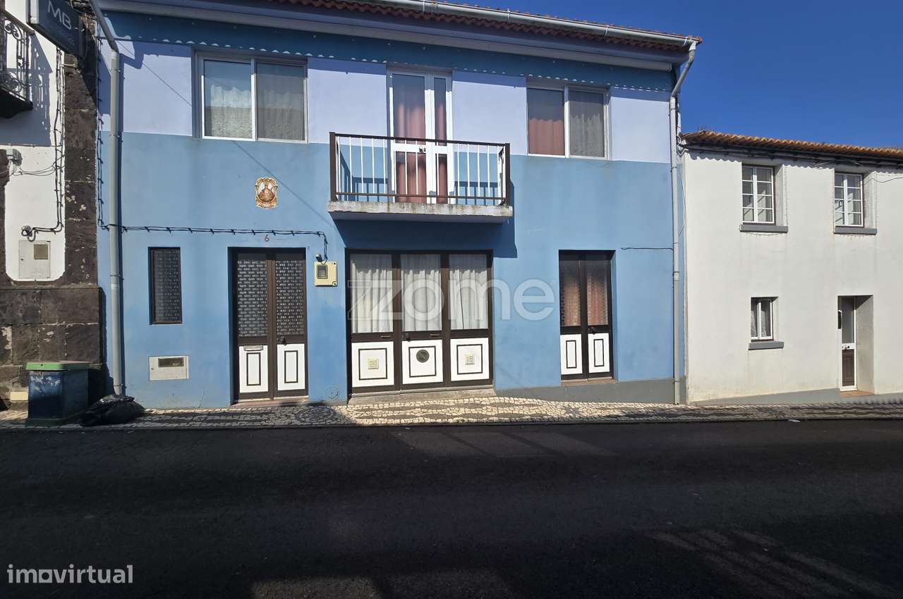 Moradia T3 situada no centro da Vila do Topo, ilha de São Jorge. - Grande imagem: 2/17
