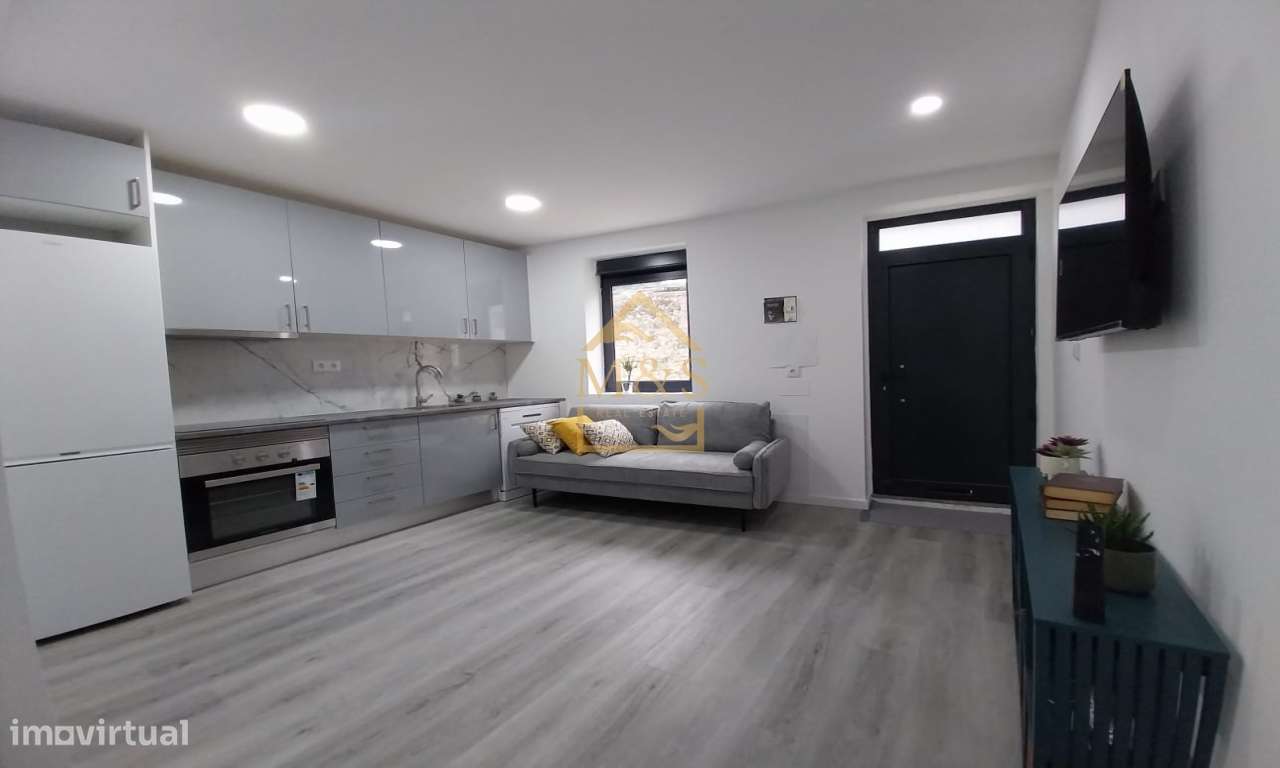 Moradia Térrea T1, Remodelada, Mobilada - Metro Sta.Catarina - Porto - Grande imagem: 2/7