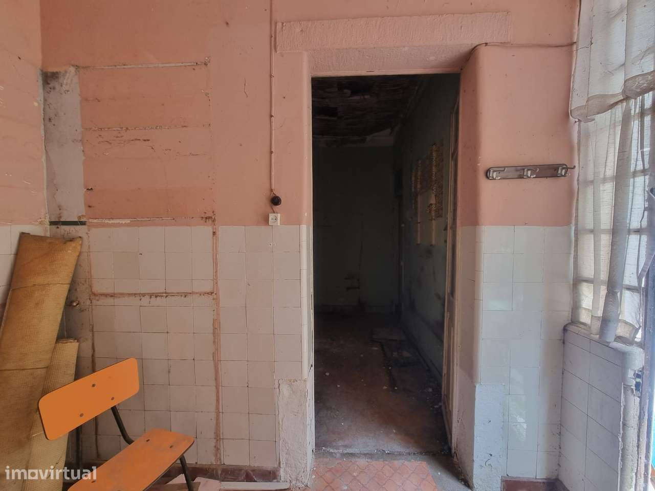 Moradia de dois pisos para remodelar - centro da Amadora-16