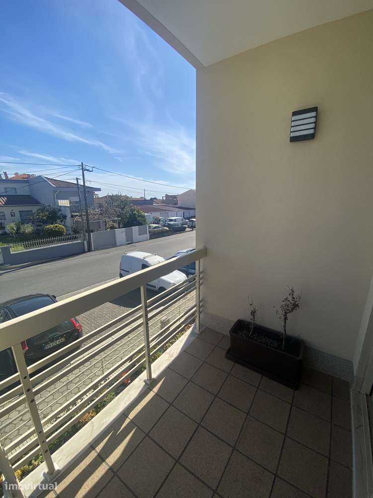 T2 com varanda, garagem e luz natural brilhante - Próximo da praia - Grande imagem: 5/17