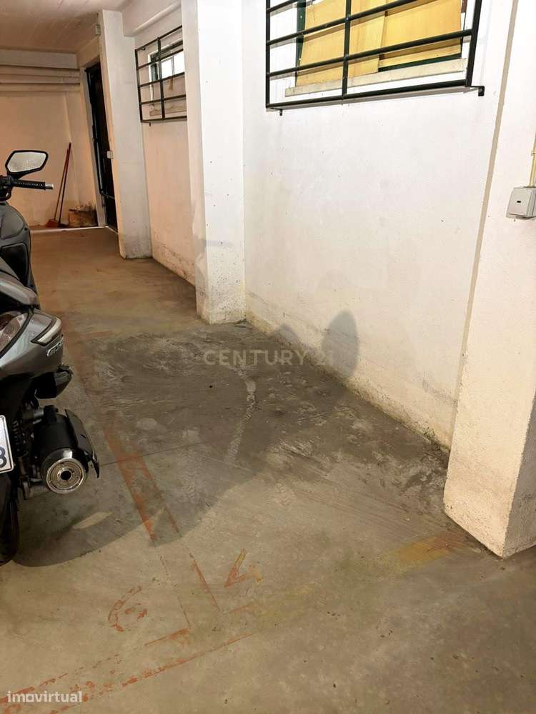 Apartamento T2 com Luz Natural e Localização Tranquila-9