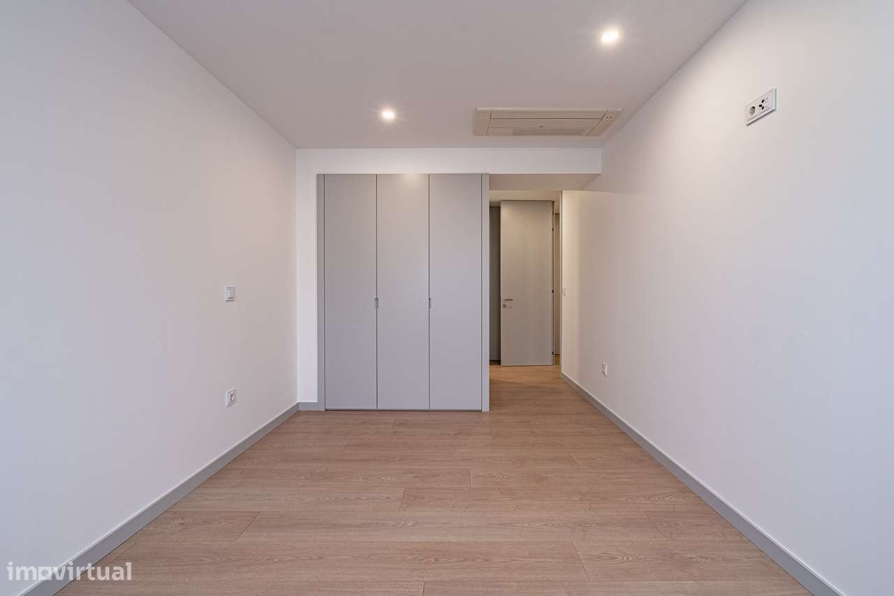 T4 amplo, 4 suites e estacionamento 4 carros – Marquês, Porto-32