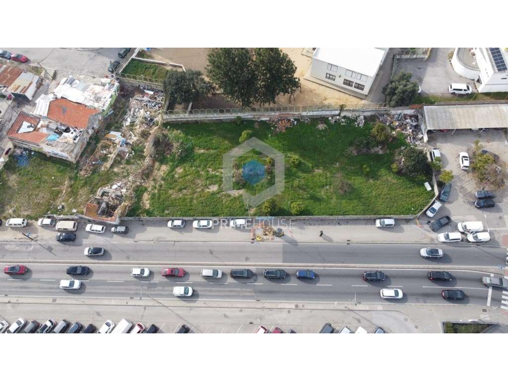 Terreno urbano na EN 10 no Fogueteiro, Amora - Grande imagem: 1/7