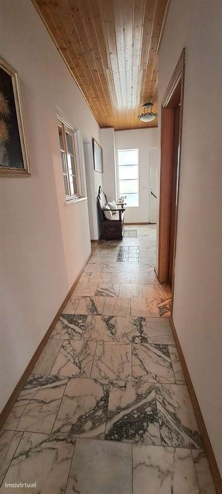 Moradia T5 com garagem e jardim em Miranda do Douro-34