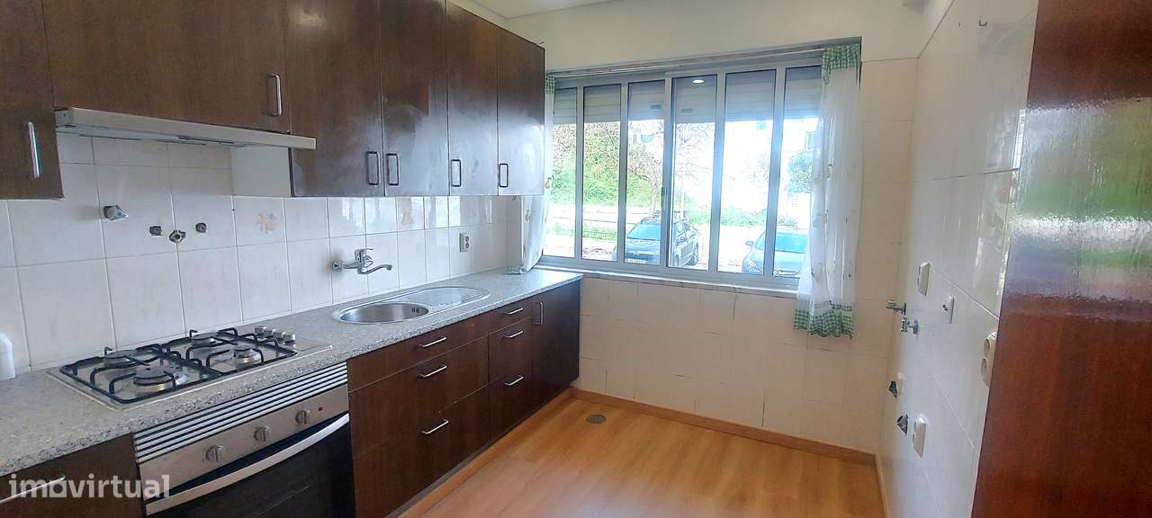 VALE FLORES - T3 REMODELADO COM SUITE NUM R/C-5