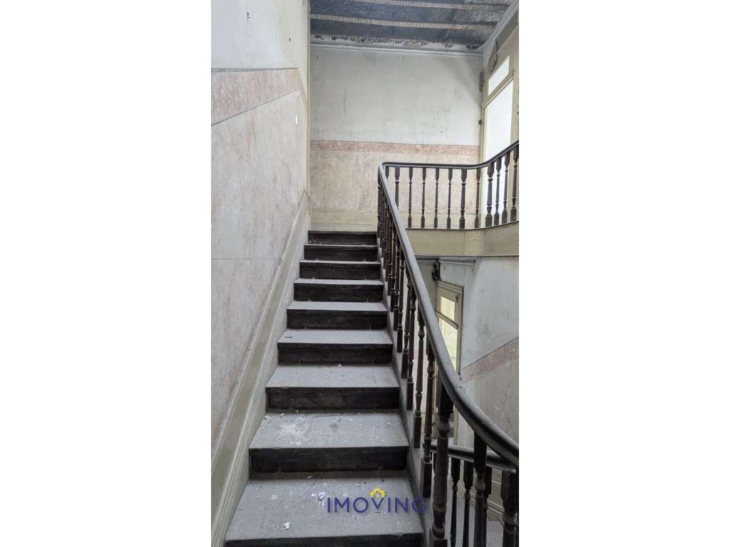 Moradia para remodelar - 3 pisos - jardim- centro do Porto-14