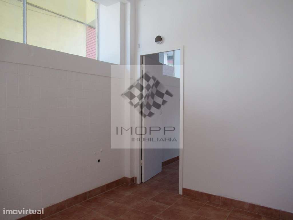 Loja com excelente localização na Reboleira-12