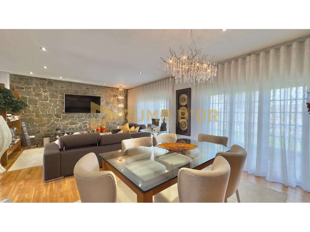 Viva com Conforto! Moradia T4 com Jardim e Espaço Exterior em Alenquer-10