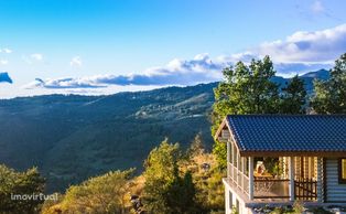 Aldeamento no topo da Serra vistas deslumbrantes sobre vale e Montanha