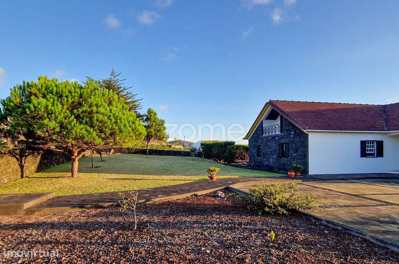 Moradia T4+1 na Ilha do Pico com Terraço Panorâmico e Vista Mar-5