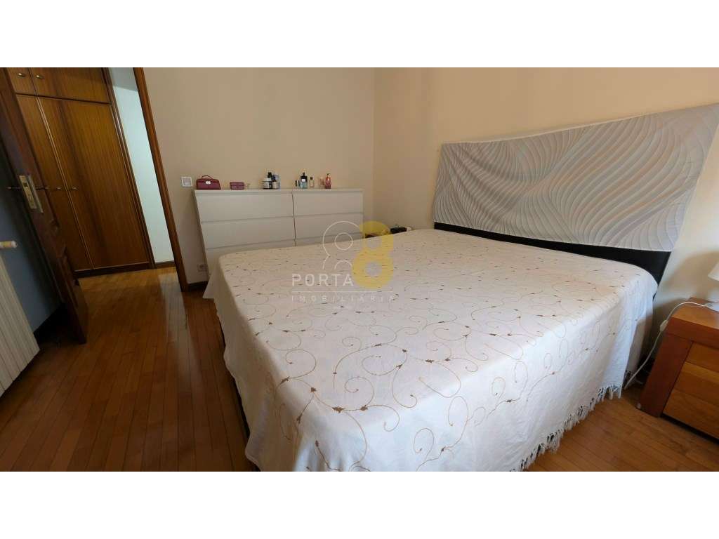 Moradia de 4 Frentes | 320 m² de Construção | Terreno com 496 m² | ...-8