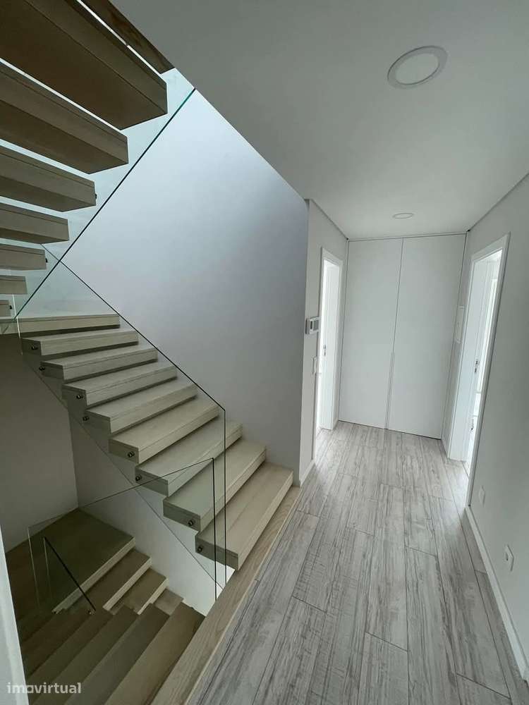 Moradia T4 com piscina e garagem - A Estrear-9