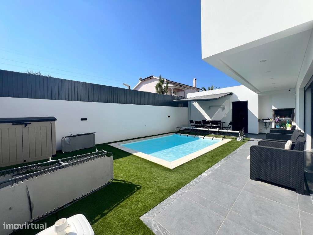 Moradia Isolada T4 Com piscina-37