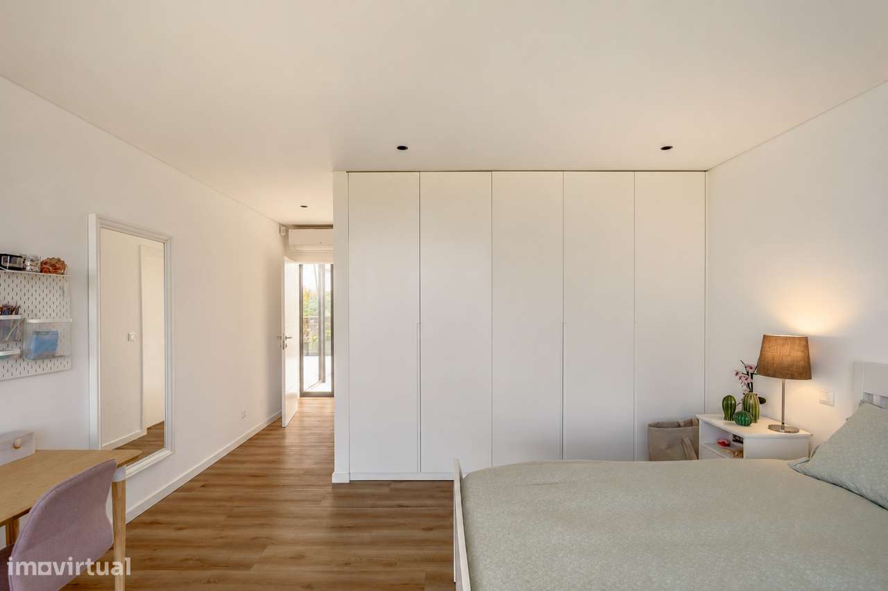 Moradia T4 contemporânea com jardim e piscina no bairro da Martinha, E-17