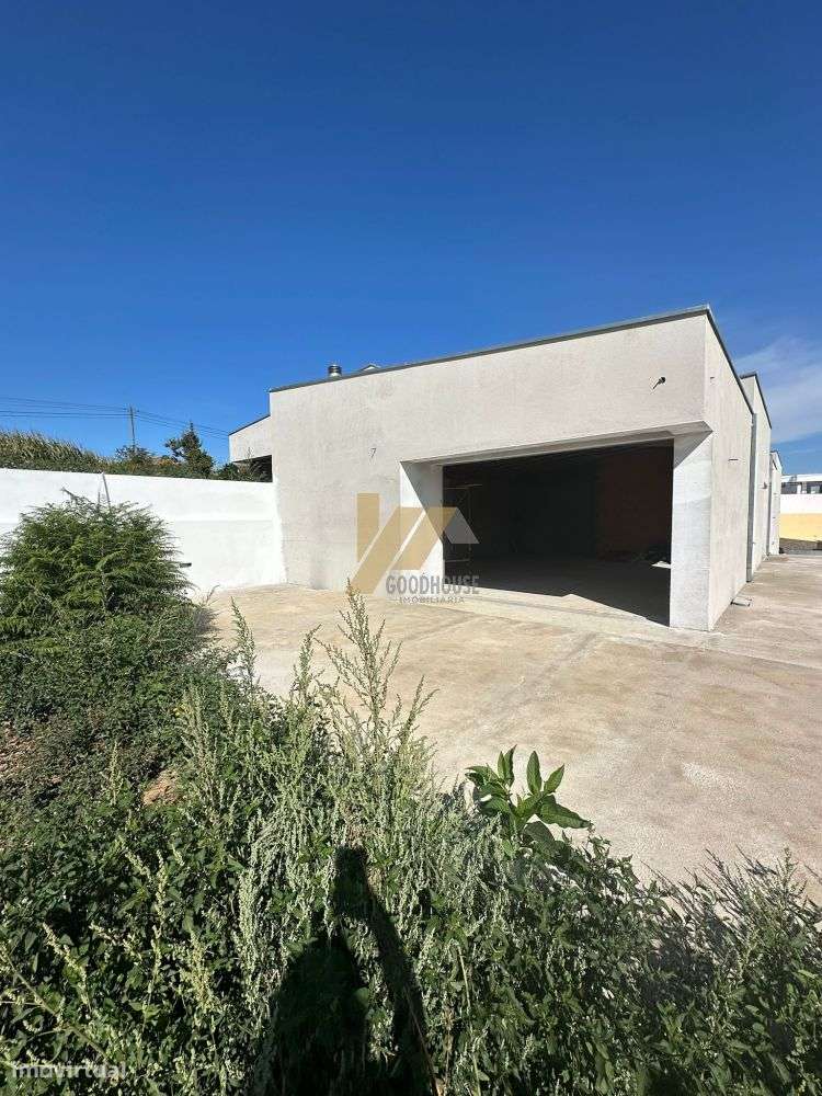 Moradias T3+1 de 3 frentes tipo térreas com possibilidade de piscina - Grande imagem: 3/22