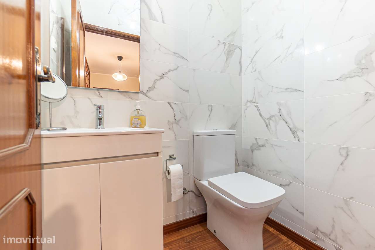 Apartamento T2 com varanda e garagem fechada em Mafamude-11