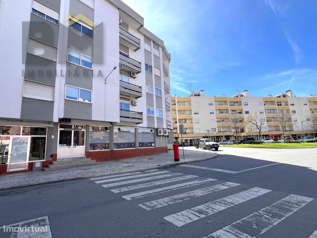 Espaço Comercial com Montras e Excelente Visibilidade em Zona Resid...-11