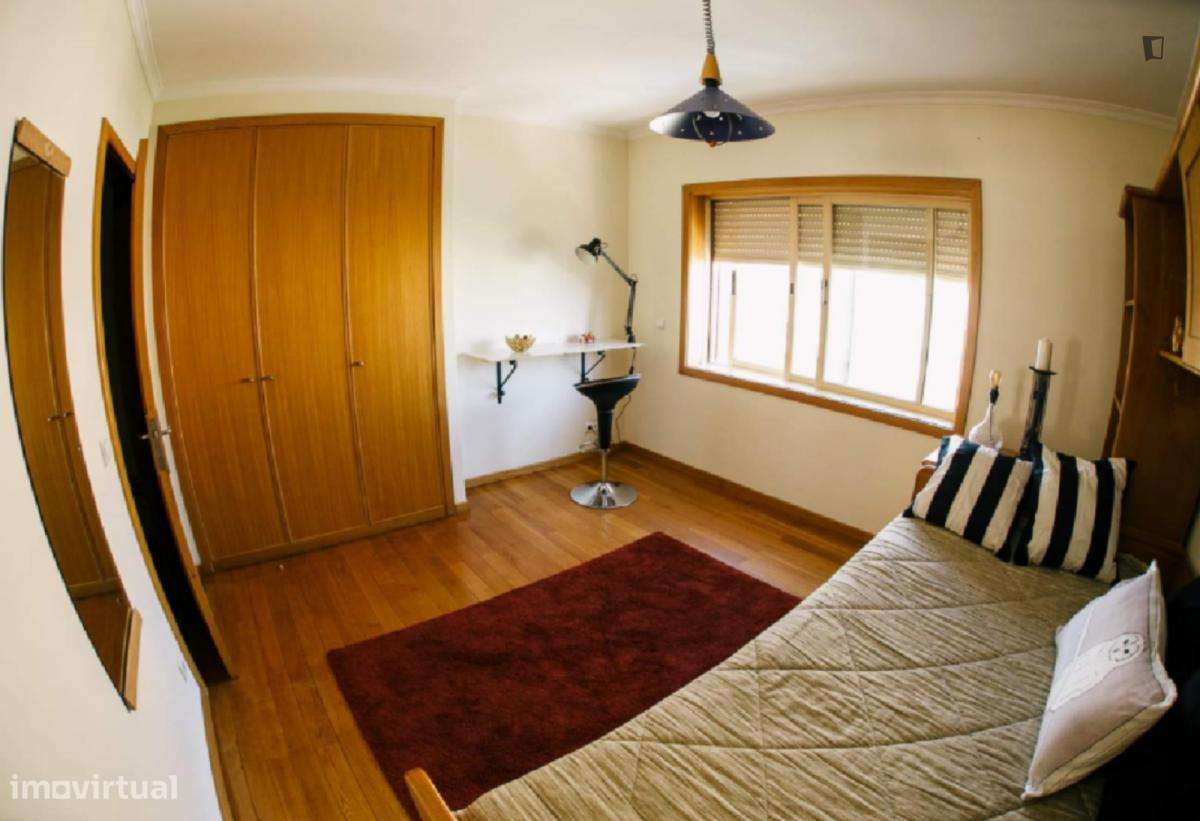 Quarto - localizado em Mafamude Porto - Grande imagem: 2/7