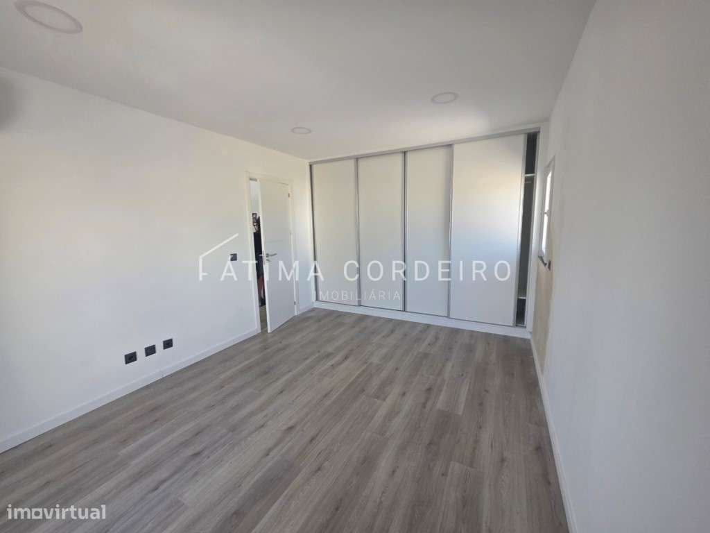 Moradia T3 com piscina e terraço-11