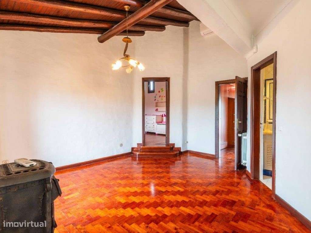 Moradia 5 quartos (V4+1) estilo tradicional com piscina perto do ce...-14