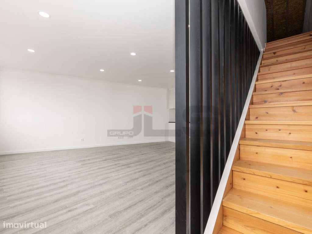 Moradia V1+1 Totalmente Remodelada com Vista Mar em Água de Alto-18