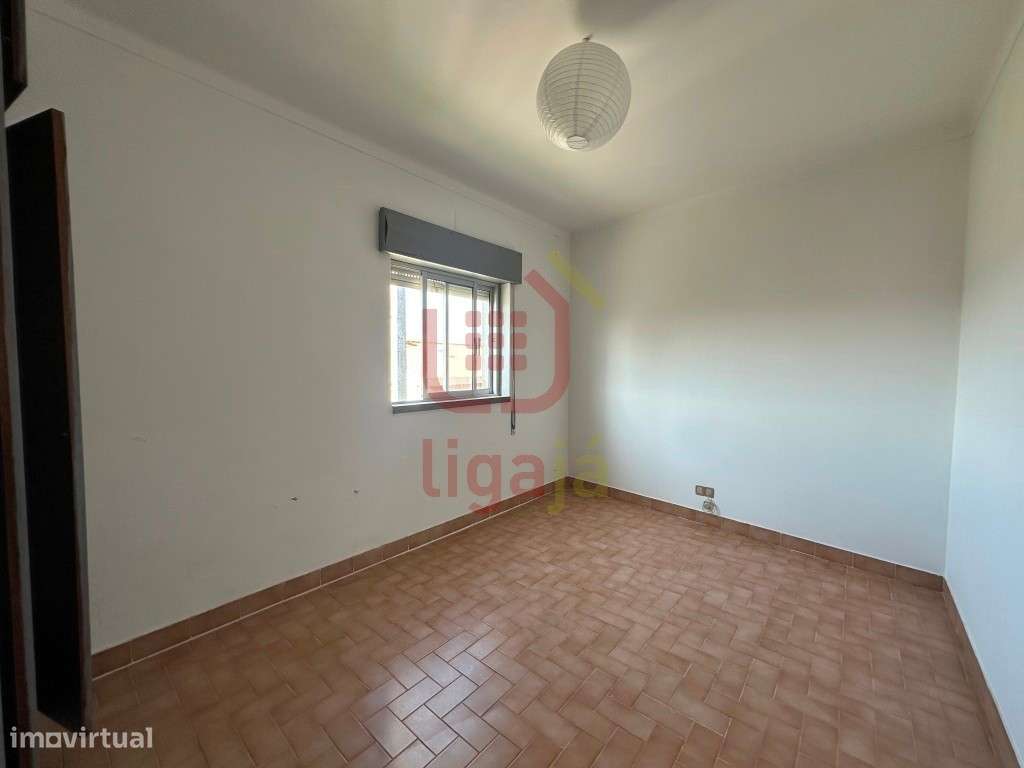 Moradia T2 com Terreno e Anexos - Ourém!-11