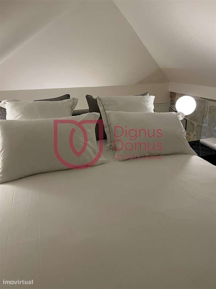 Elegante apartamento T0 Mezanine num Edifício Centenário no Largo do C-16