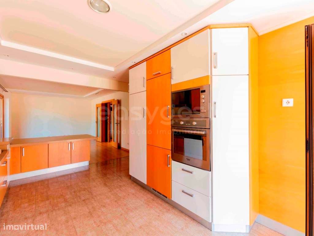 T2 Colinas do Cruzeiro com garagem para mais de 20 carros e terraço...-4